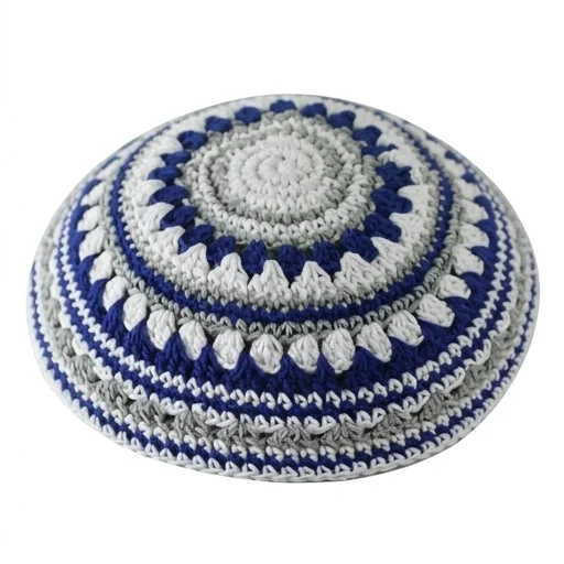כיפה סרוגה שטיח 18 ס״מ כחול לבן ואפור