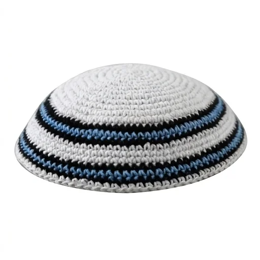 כיפה סרוגה 16 ס״מ לבנה מסביב שני פסים שחור ותכלת
