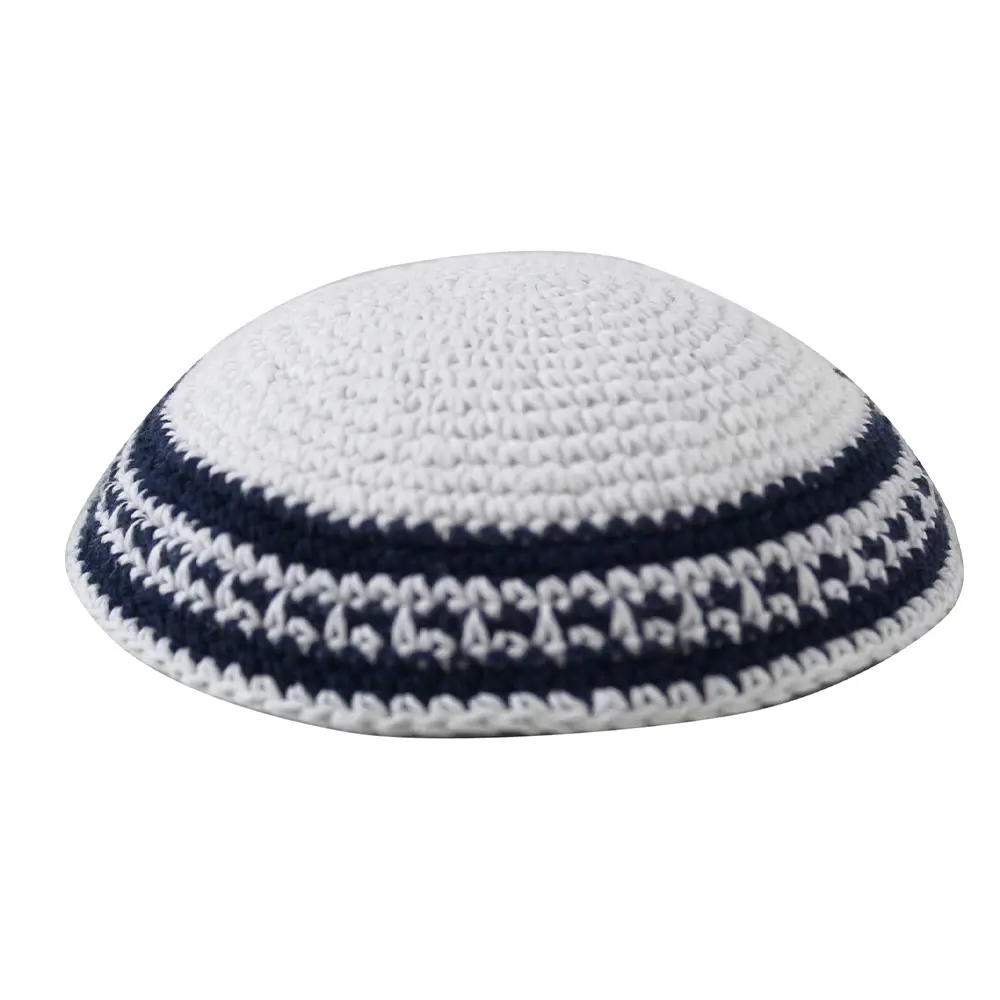 כיפה סרוגה 16 ס״מ לבן מסביב פס כחול כהה ולבן