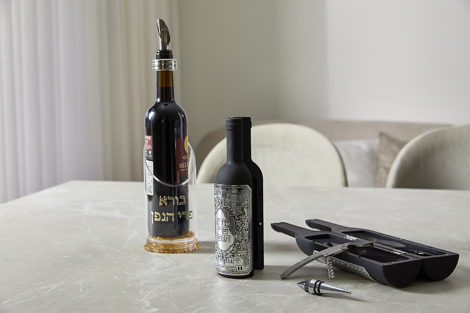 Set of Wine Accessories in a Bottle with Plaque 32 cm
