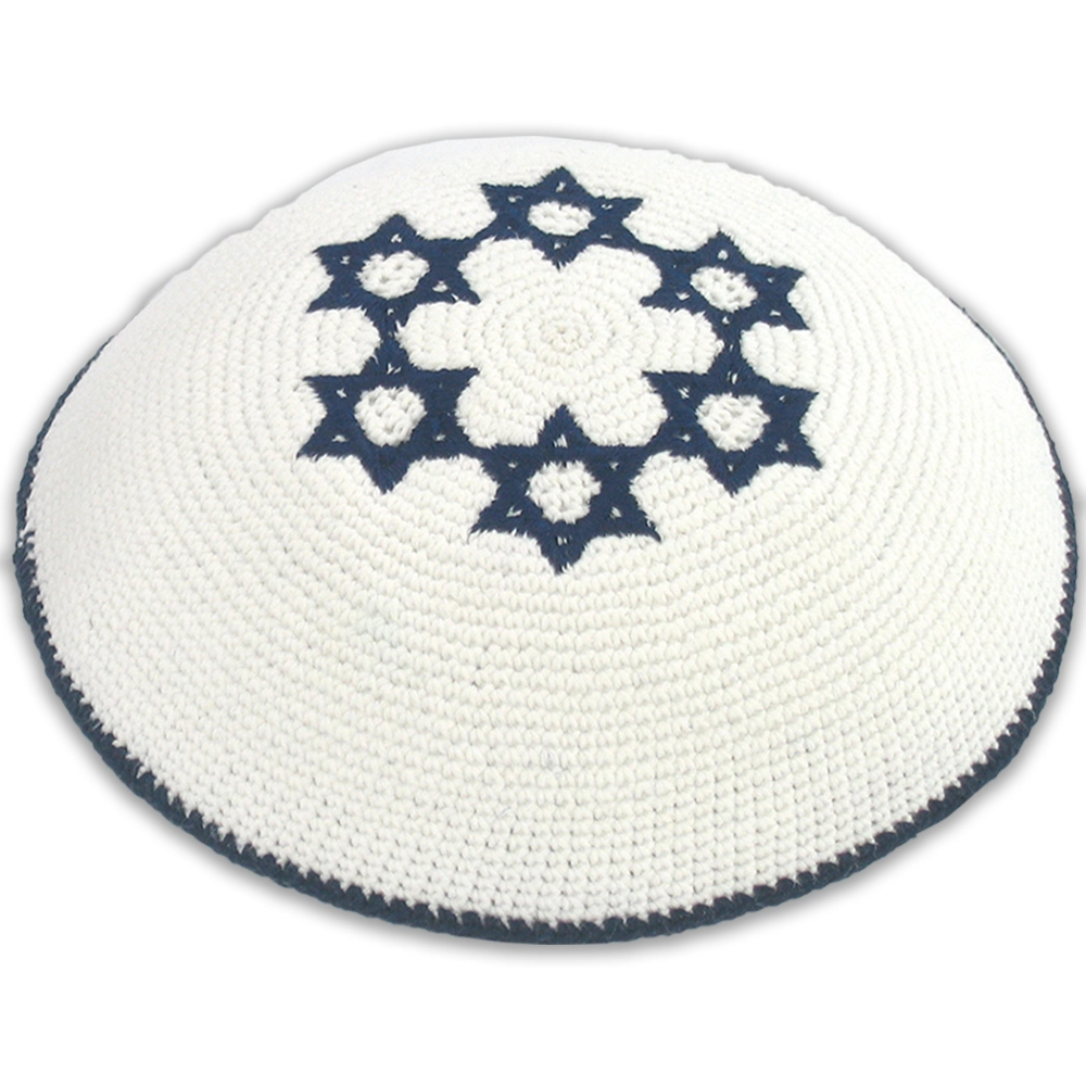 כיפה סרוגה 16 ס״מ לבן 6 מגיני דוד כחול